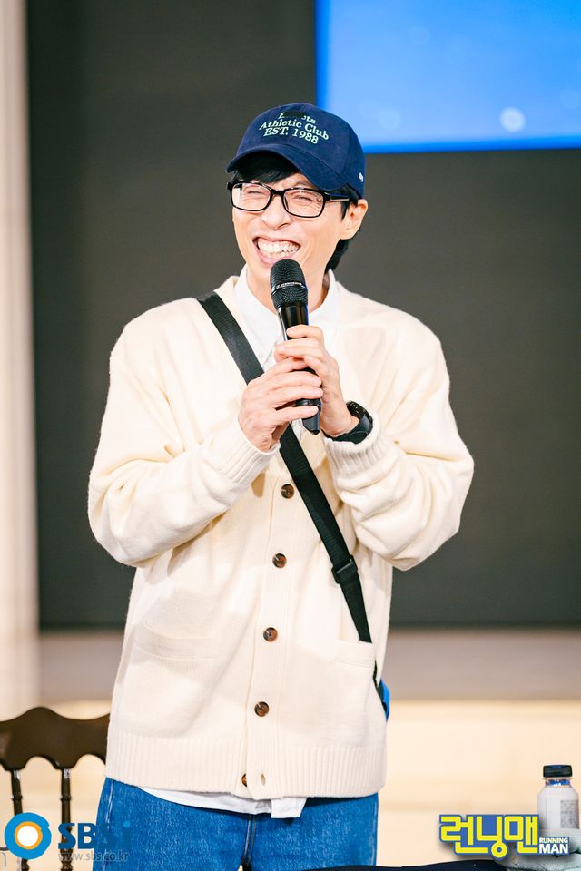 sbsi, 런닝맨, 마이크를 들고 밝게 웃고있는 유재석